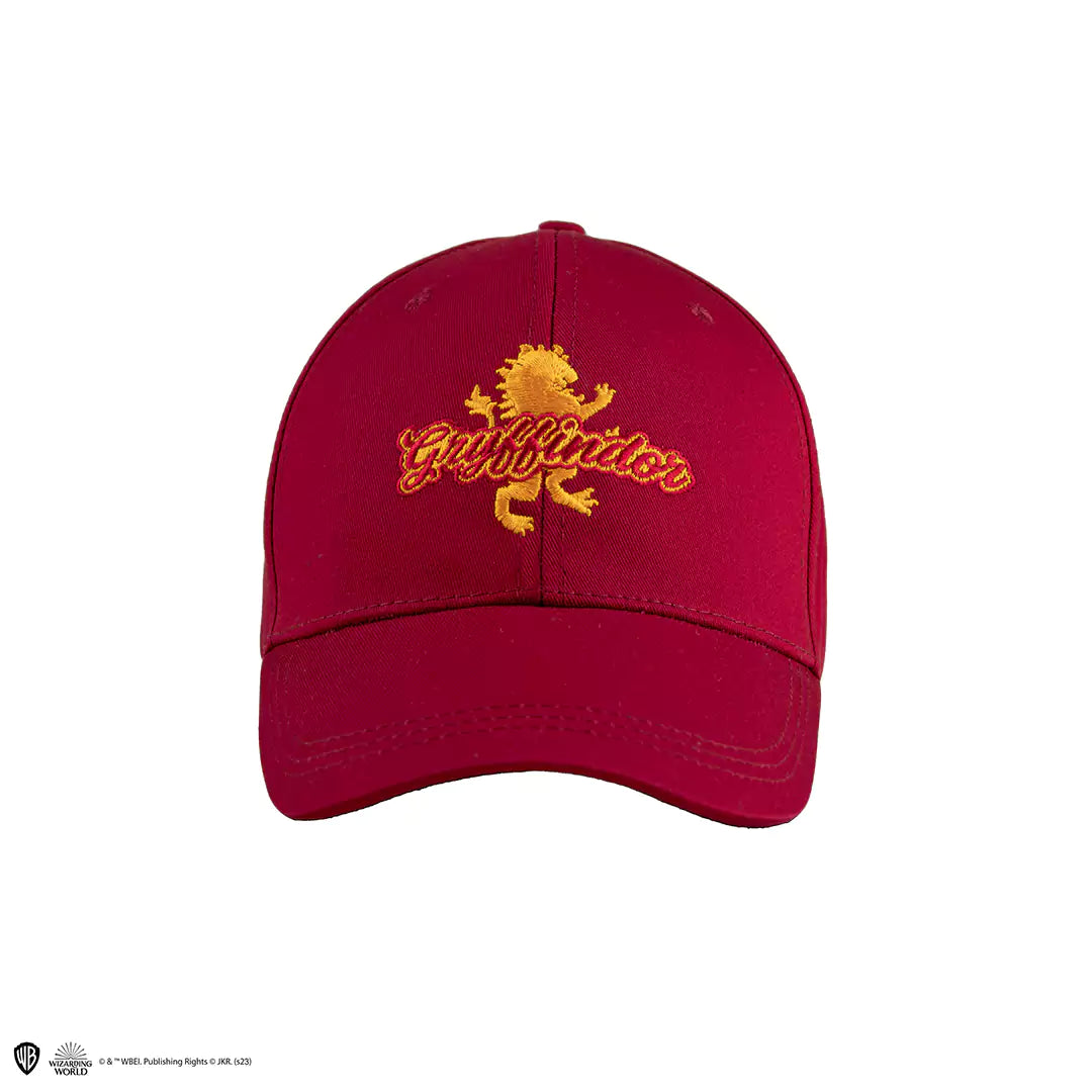 Détails proches de la Casquette Gryffondor - Harry Potter, mettant en avant la qualité du coton 100% et les couleurs vives qui font briller l'esprit Gryffondor.