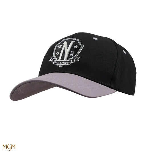 Casquette Nevermore Academy gris - Wednesday avec un design élégant et mystérieux, parfaite pour afficher votre style inspiré par la série.