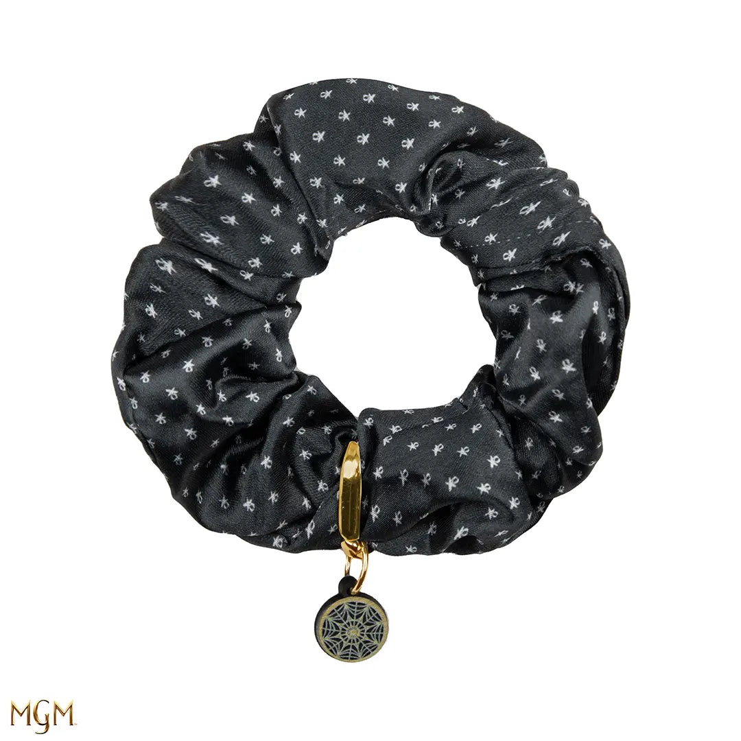 Détails élégants du lot de 3 élastiques à cheveux Wednesday et Enid, parfaits pour affirmer votre personnalité.