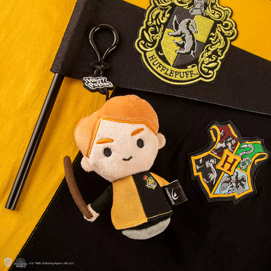 Porte-clés peluche Cedric Diggory, héros de la Coupe des Trois Sorciers, parfait pour les fans de Harry Potter et un accessoire tendance.