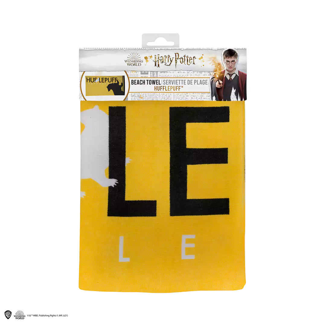 Serviette de plage Poufsouffle - Harry Potter étalée sur le sable, illustrant ses dimensions idéales de 70 x 140 cm, pour tous les fans de la saga.