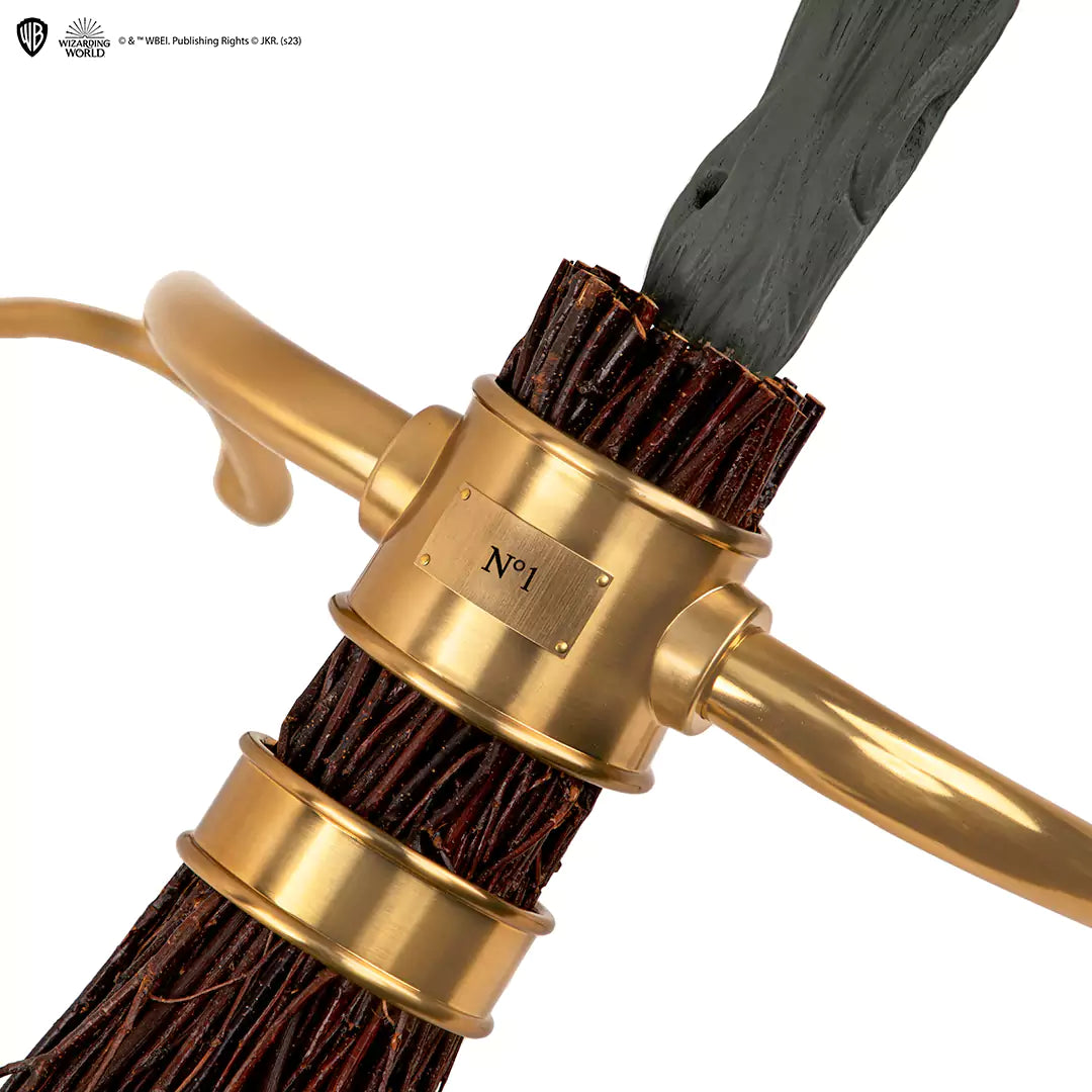 Vue des poils en bouleau et rotin de la réplique du balai Éclair de Feu de Distrineo, symbole de qualité.