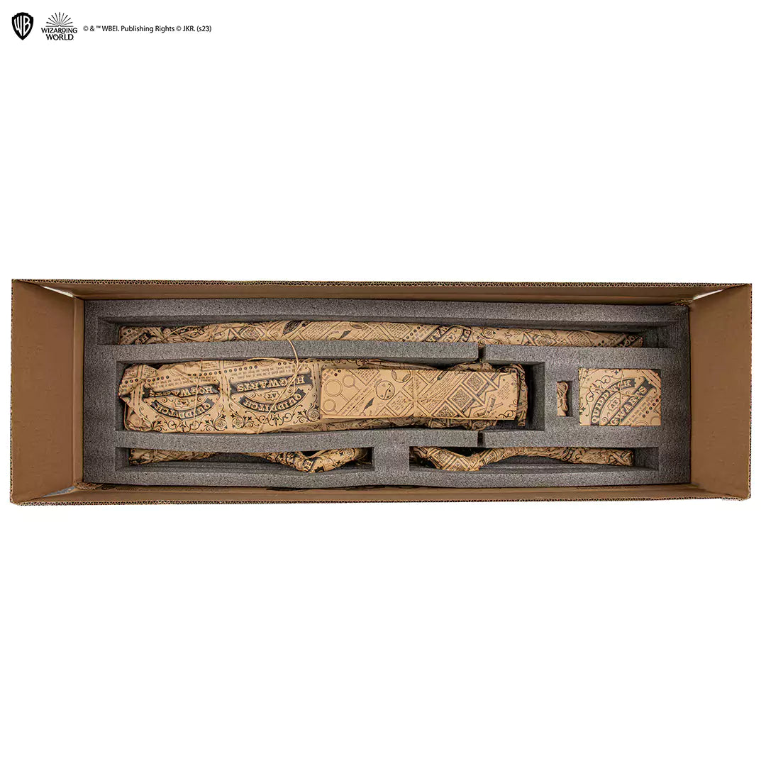 Plume rappelant celle de Buck, incluse avec la réplique du balai Éclair de Feu de Distrineo, pour l'authenticité.