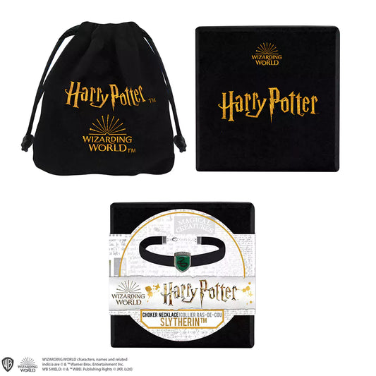 Tour de cou Serpentard - Harry Potter en velours doux, avec un élégant pendentif, affichant fièrement les couleurs et l'emblème de la maison Serpentard.