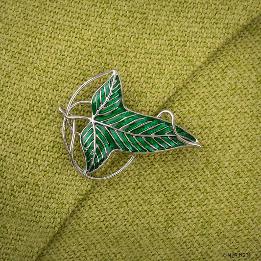 Détail de la Broche Feuille de la Lorien - Le Seigneur des Anneaux, mettant en avant le design exquis inspiré par la majestueuse forêt de Lorien.