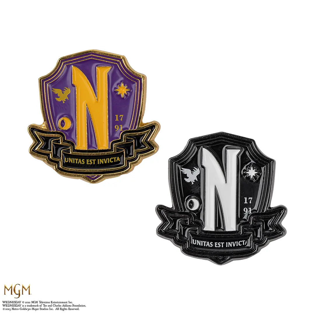 Pin’s Nevermore Academy - Wednesday, un accessoire captivant mettant en avant le personnage emblématique de Wednesday Addams, parfait pour les fans de la série.