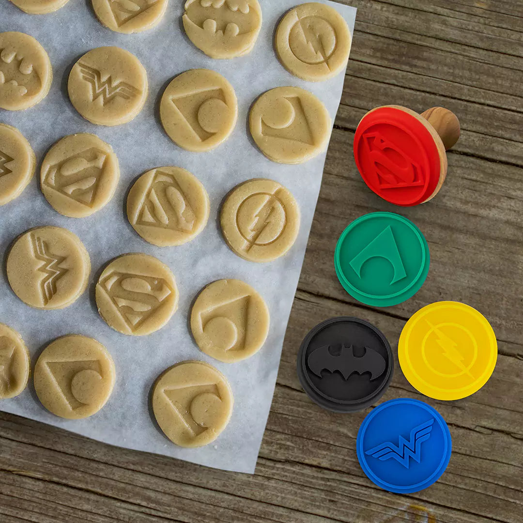 Tampons silicone pour cookies - Ligue des Justiciers, un lot de 5 tampons créatifs pour transformer vos biscuits en œuvres d'art inspirées par des super-héros.