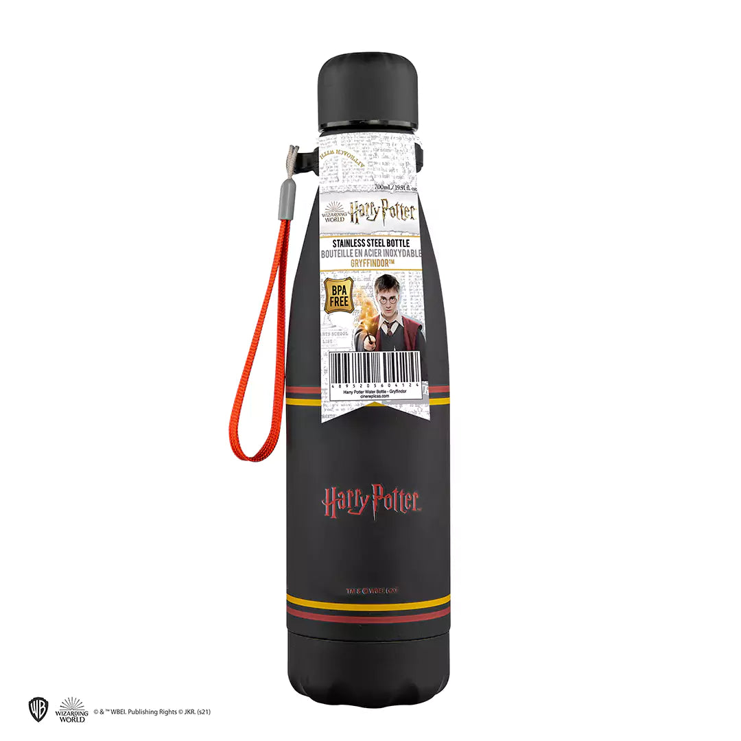 Groupe d'amis en extérieur utilisant la Bouteille Gryffondor 500ml - Harry Potter pendant une activité, illustrant sa portabilité et son style.