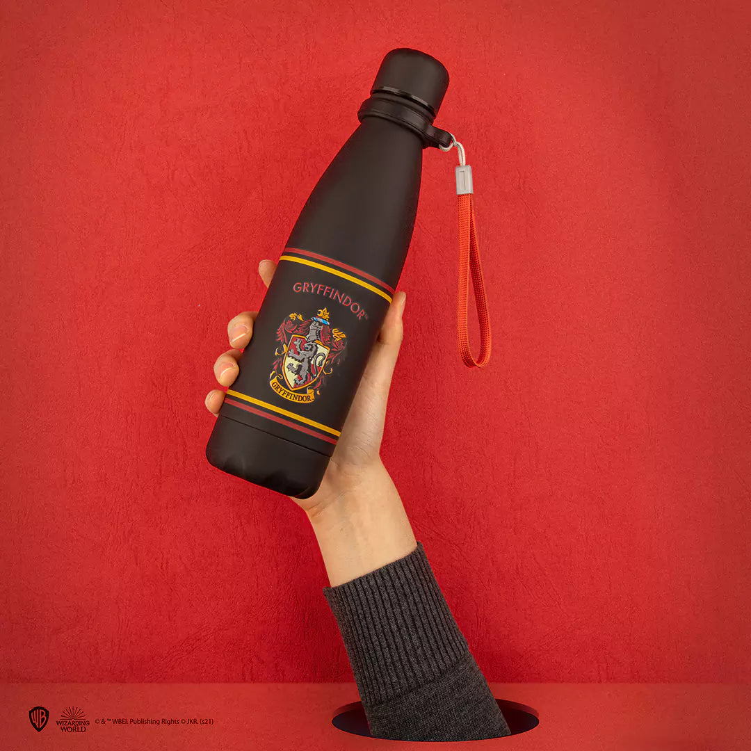 Bouteille Gryffondor 500ml - Harry Potter à côté d'autres accessoires Harry Potter, soulignant son attrait comme cadeau pour les fans.
