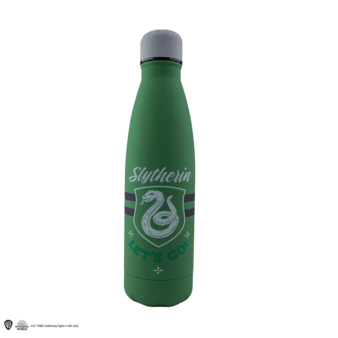 Bouteille Serpentard Let’s go 500ml - Harry Potter présentée en pleine nature, démontrant son utilité pour les aventures en extérieur des fans de la série.