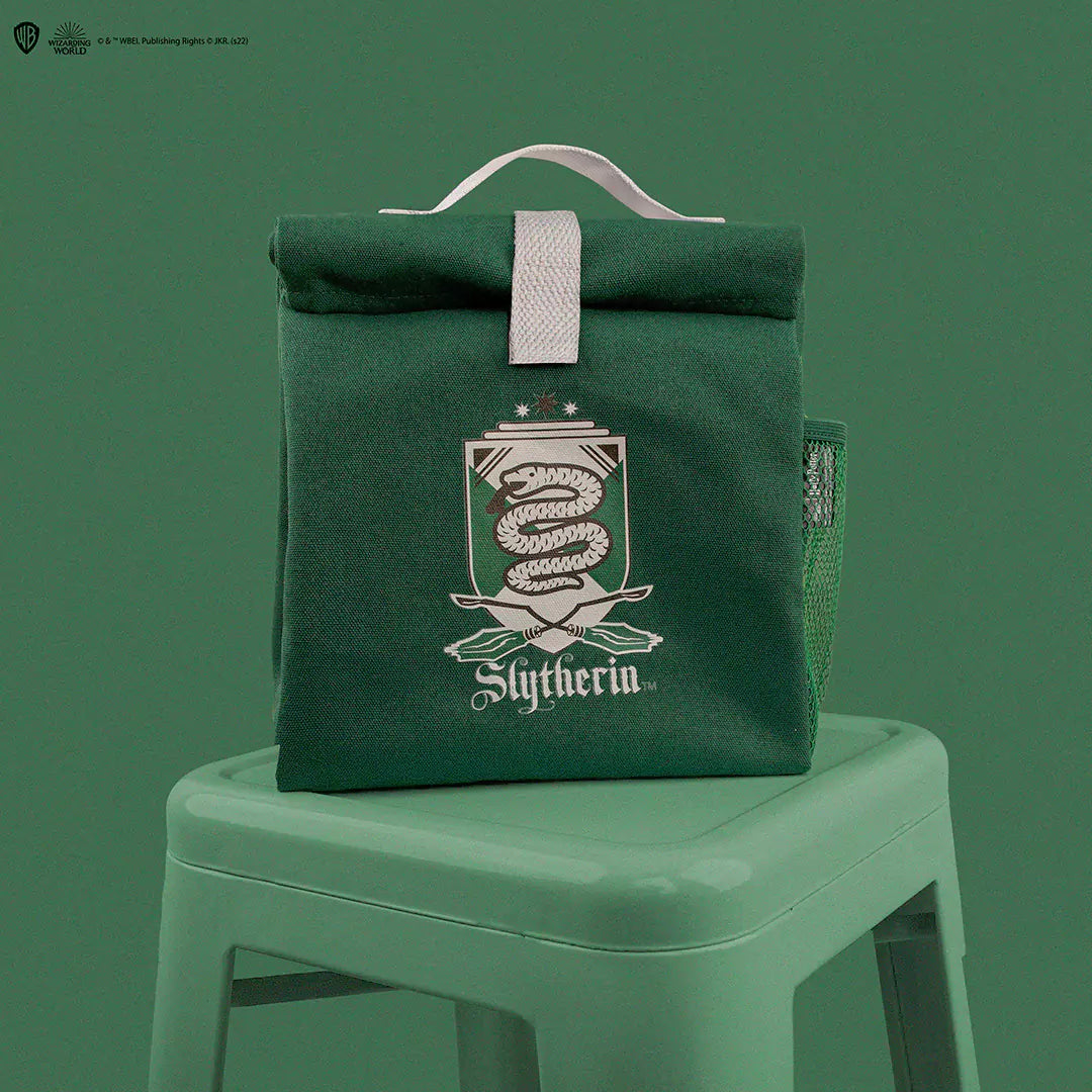 Découvrez le Lunch bag Serpentard - Harry Potter avec un design audacieux inspiré de la Maison Serpentard, parfait pour afficher votre appartenance à Poudlard.