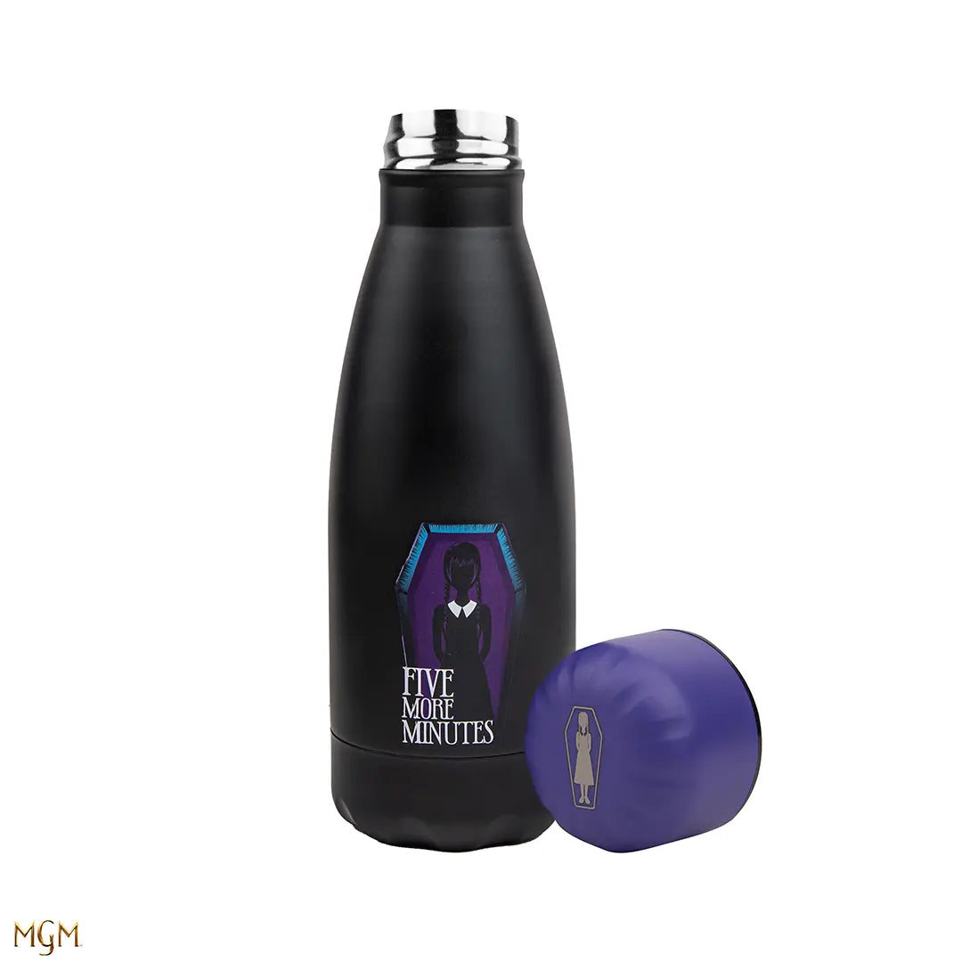Bouteille 500ml Wednesday et cercueil, un accessoire gothique stylé pour les fans de la série Wednesday.