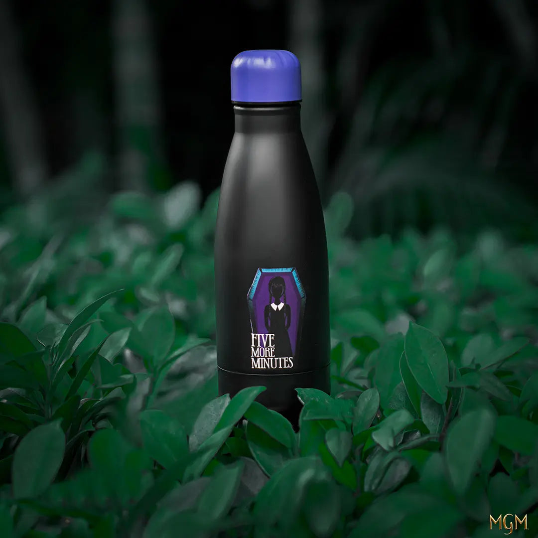 Image de la bouteille 500ml Wednesday et cercueil, l'accessoire idéal qui reflète l'esprit sombre et créatif de Wednesday Addams.