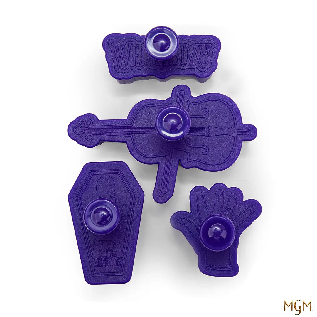 Emporte-pièces Wednesday Addams en métal pour biscuits gothiques, parfaits pour des créations culinaires uniques.