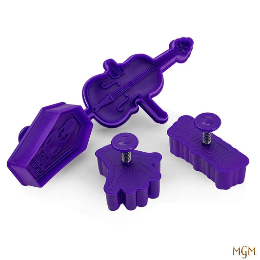 Lot de 4 emporte-pièces Wednesday Addams, ajoutant une touche macabre à vos pâtisseries.