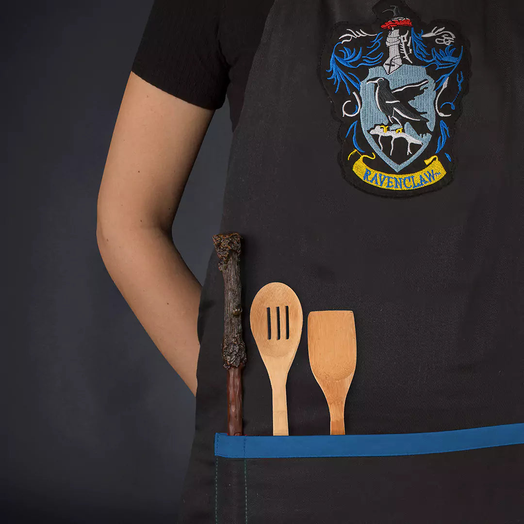 Tablier Serdaigle - Harry Potter, un magnifique tablier de cuisine avec l'emblème officiel de la maison Serdaigle, idéal pour les passionnés de magie et de cuisine.