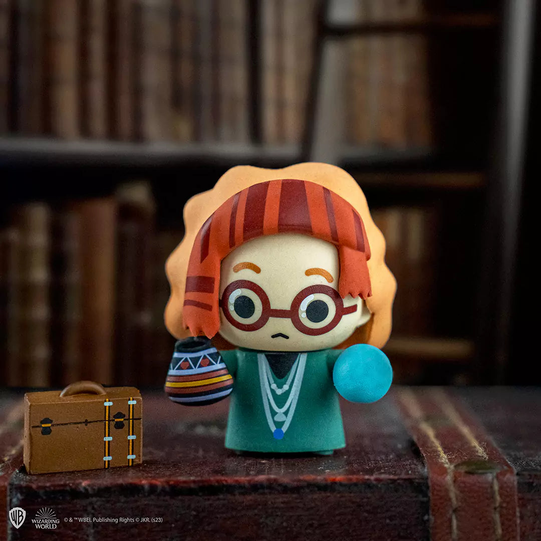 Vue en action de la figurine Gomee Sybille Trelawney - Harry Potter, embellissant un espace avec son aura mystérieuse, parfaite pour les fans de Harry Potter.