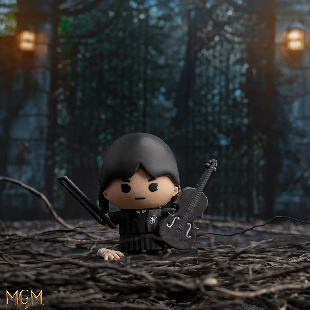 Détails soignés de la Figurine Gomee Wednesday Addams, idéale pour toute exposition de collection.
