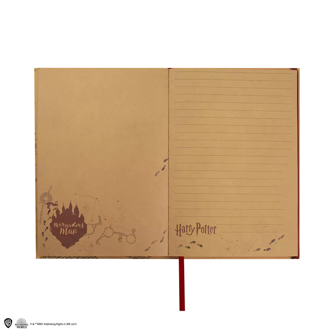 Image de la carte dépliable sur 94 x 20 cm, issue du carnet et petite réplique carte du Maraudeur inclus - Harry Potter, révélant les secrets de Poudlard.