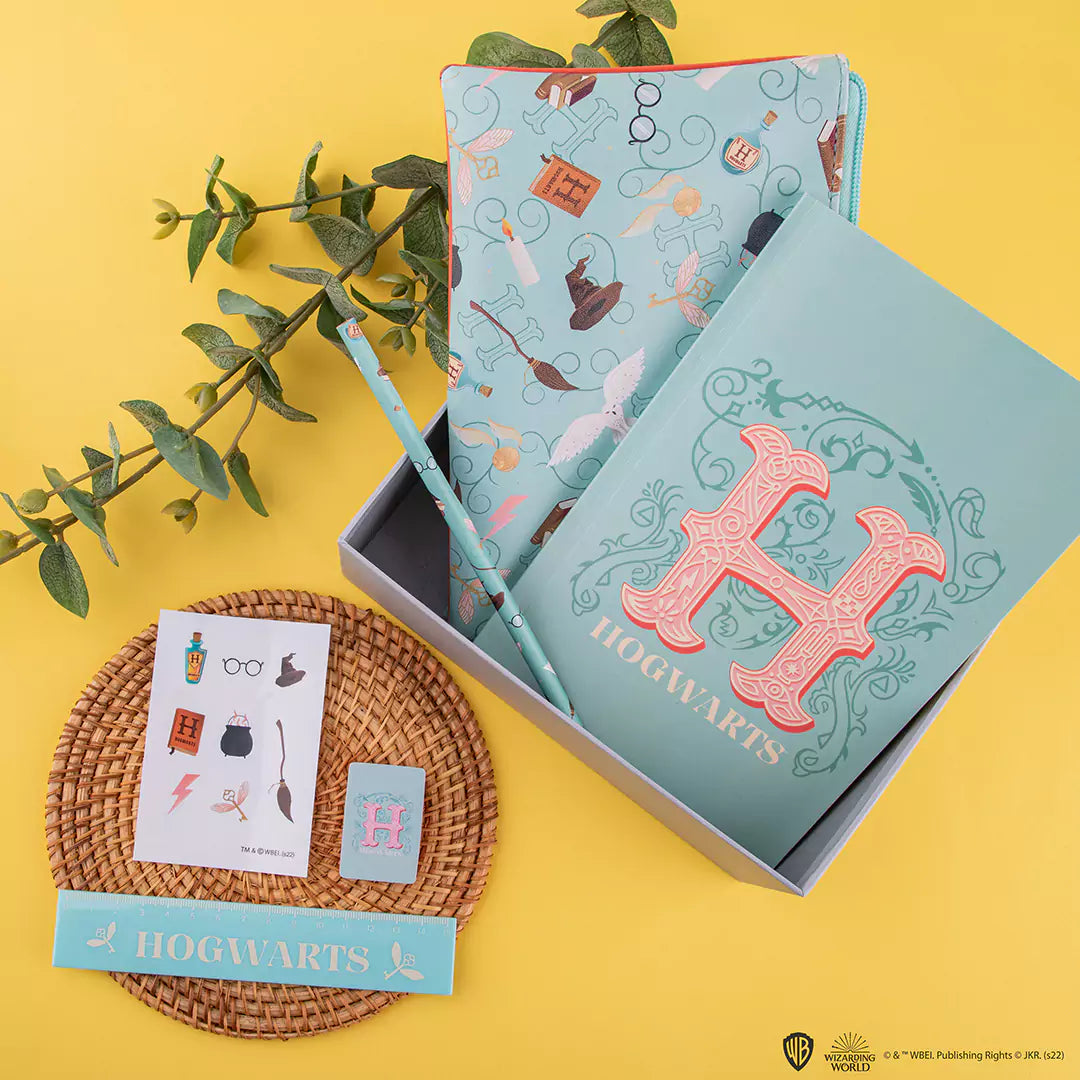 Set de papeterie Poudlard Fantasy - Harry Potter avec un crayon magique, une règle sorcière et un carnet d'élève, parfait pour les fans de la saga.