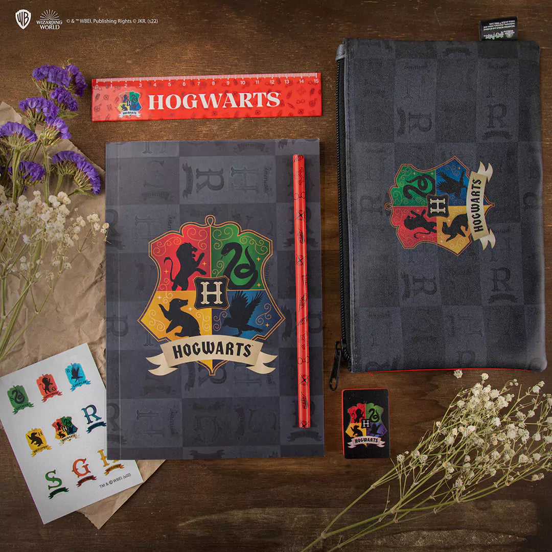 Set de papeterie Poudlard Unity - Harry Potter avec un carnet élégant, une trousse pratique, un crayon de qualité et une règle magique, parfait pour les fans de la saga.