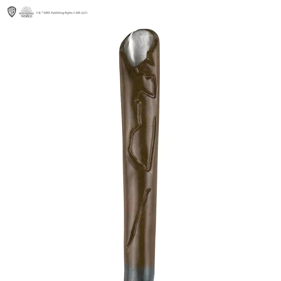 Stylo baguette Norbert Dragonneau - Harry Potter posé sur un bureau, ajoutant une touche enchantée à votre espace d'écriture.