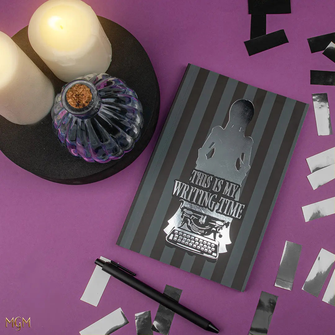 Carnet souple 'This is my writing time - Wednesday' en situation, parfait pour les écrivains et les étudiants.