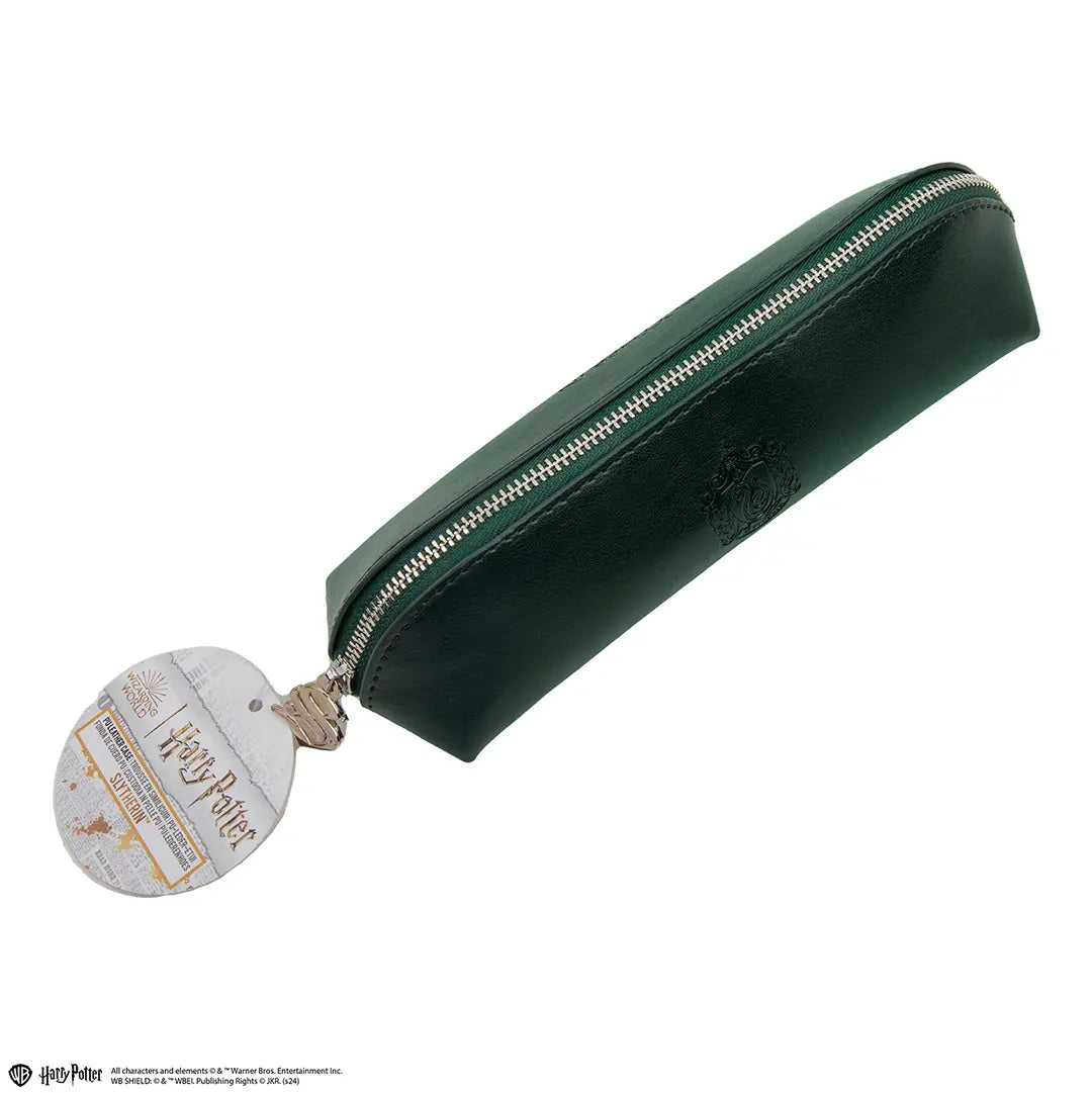 Trousse Serpentard - Harry Potter, un accessoire incontournable pour les fans de la saga, alliant fonctionnalité et design inspiré de Severus Snape.