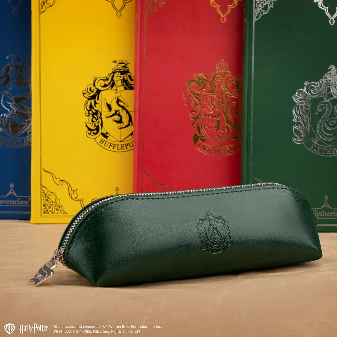 Trousse Serpentard Harry Potter, un accessoire élégant avec le blason emblématique de Serpentard, parfaite pour les fans de la saga magique.