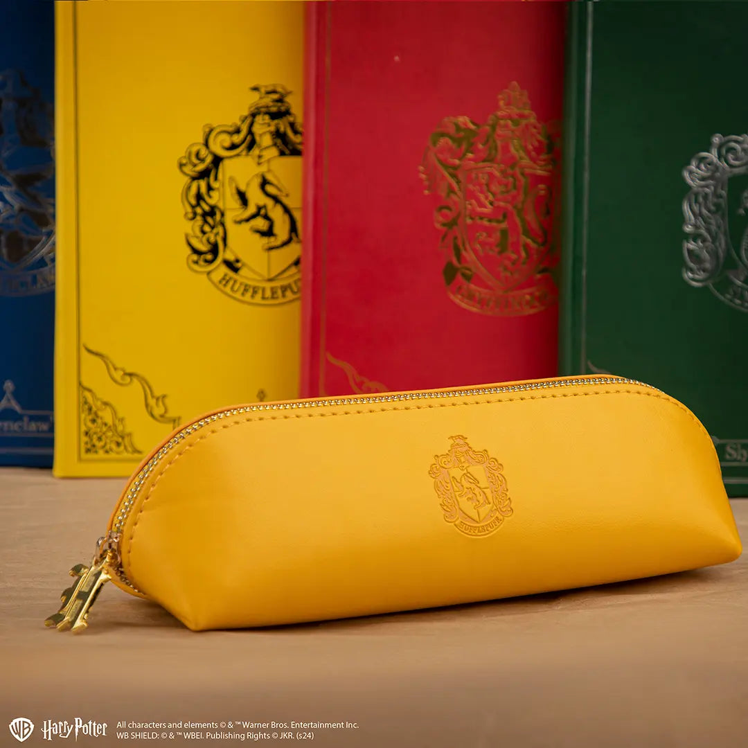 Trousse Poufsouffle - Harry Potter, un accessoire scolaire élégant aux couleurs emblématiques de la maison Poufsouffle.
