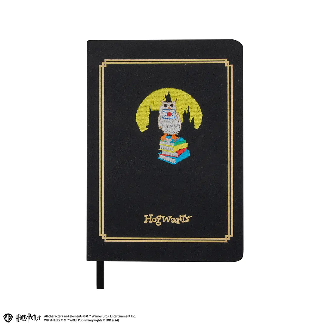 Carnet brodé Hedwige - Harry Potter avec une broderie détaillée de la célèbre hibou Hedwige, un accessoire idéal pour les fans de la saga.