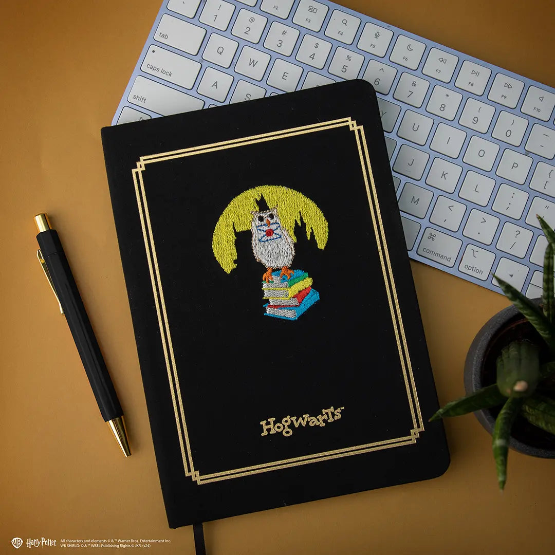 Carnet brodé Hedwige - Harry Potter, design captivant avec la broderie d'Hedwige, parfait pour les fans de la saga.