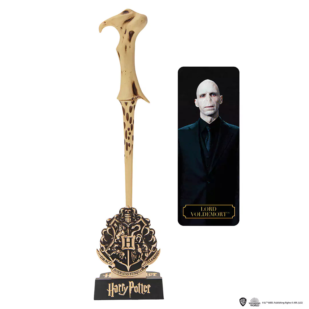 Support présentoir en écusson de Poudlard pour le stylo baguette Voldemort - Harry Potter, parfait pour afficher cet objet de collection.