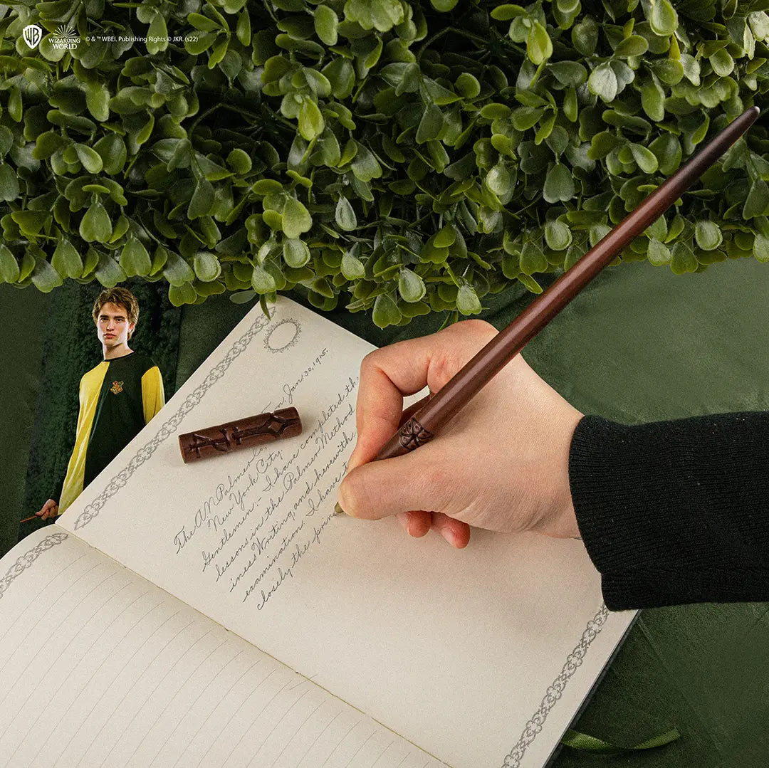 Baguette de Cédric Diggory - Harry Potter, un objet de collection magique, mise en valeur avec un support élégant.