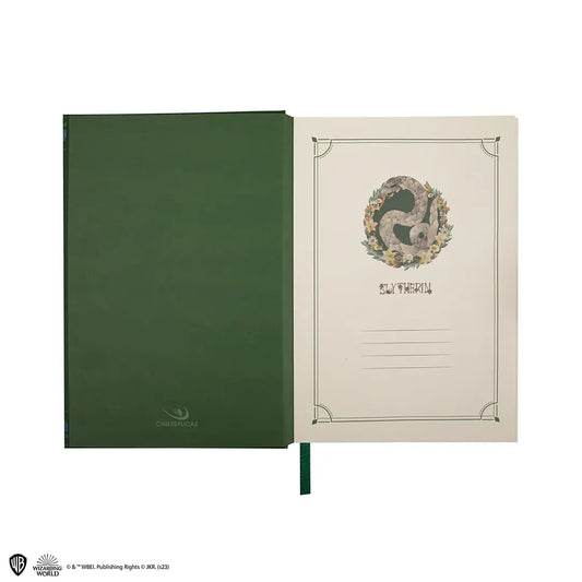 Détails élégants du carnet deluxe Serpentard et stylo - Harry Potter, parfaits pour les fans de sorcellerie.