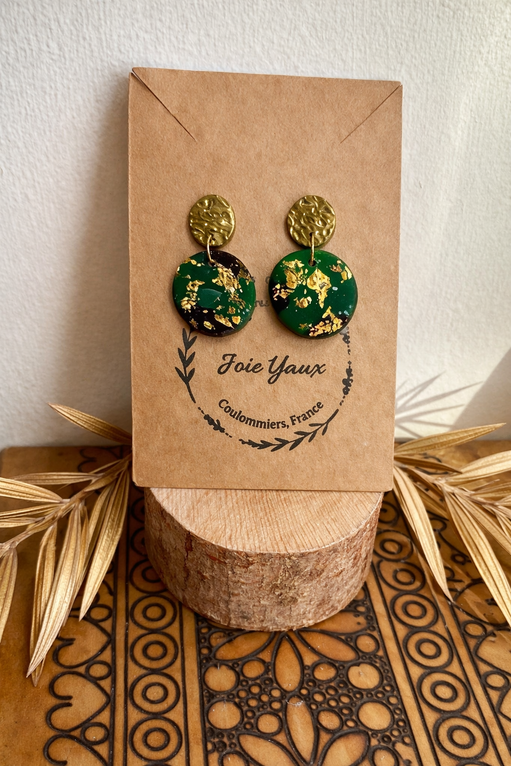 Boucles Lara – médaillon acier - verte et or, des boucles d'oreilles artisanales en acier inoxydable, ornées d'un médaillon unique qui allie modernité et élégance, rehaussées de feuilles dorées pour une allure captivante.
