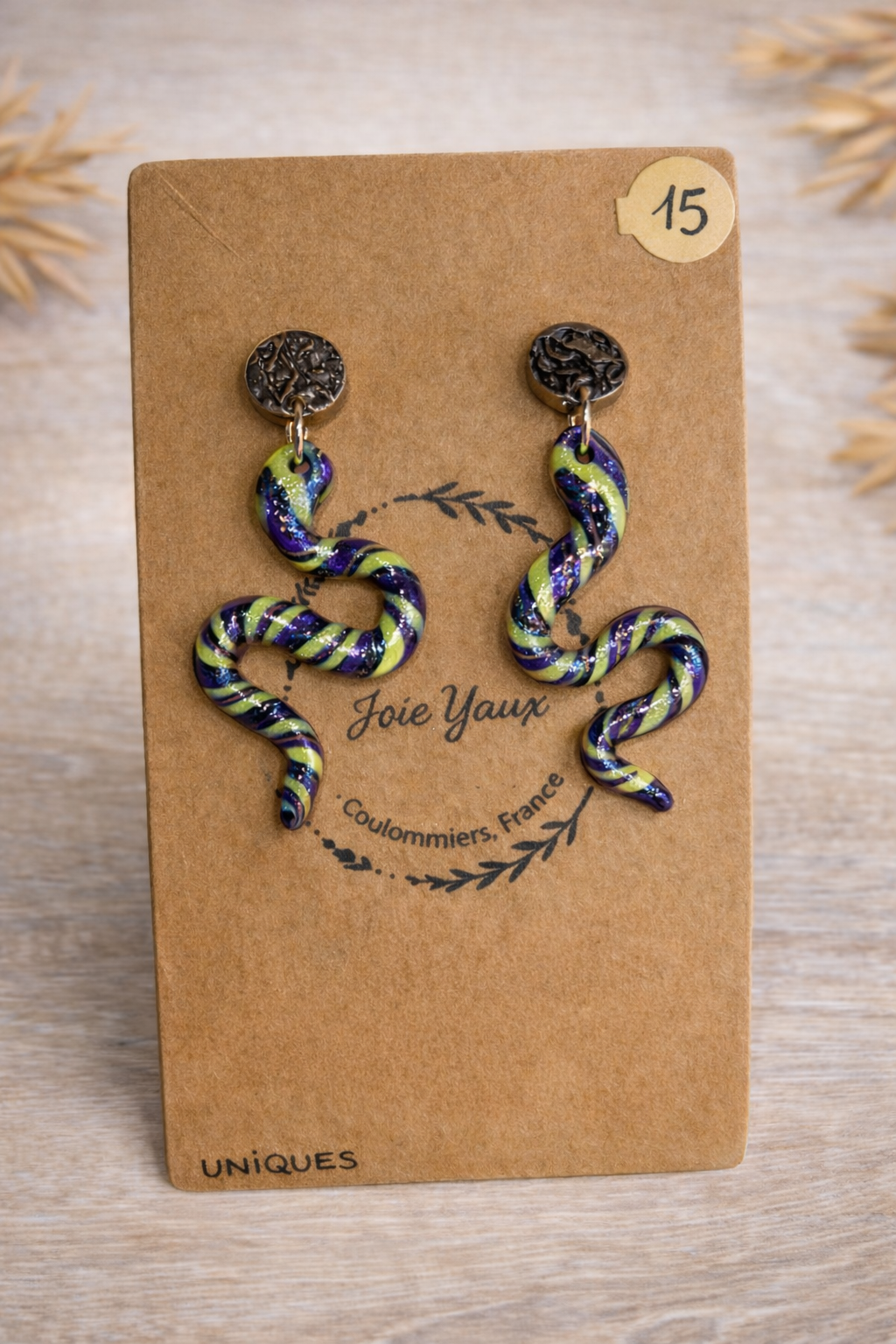Boucles d’oreilles Serpent de Jessica Deelyah, élégantes et audacieuses, en argile polymère, inspirées de la nature, ajoutent une touche originale à votre style.