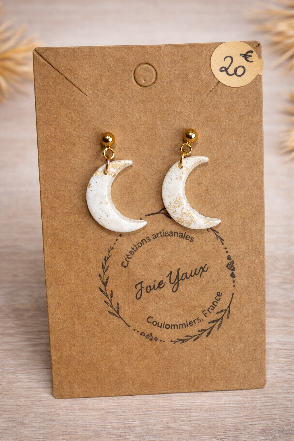 Boucles d’oreilles Lunes sacrées de Jessica Deelyah, élégantes et originales, idéales pour sublimer toutes vos tenues.