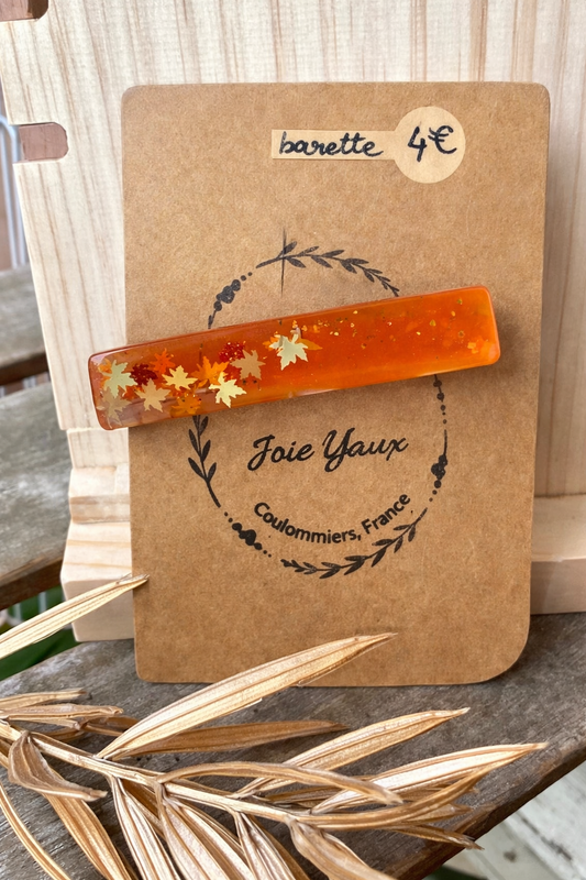 Barette résine feuilles artisanale de Jessica Deelyah, mettant en valeur des motifs de feuilles délicats et des paillettes scintillantes, idéale pour rehausser votre coiffure avec une touche de nature et d'élégance.