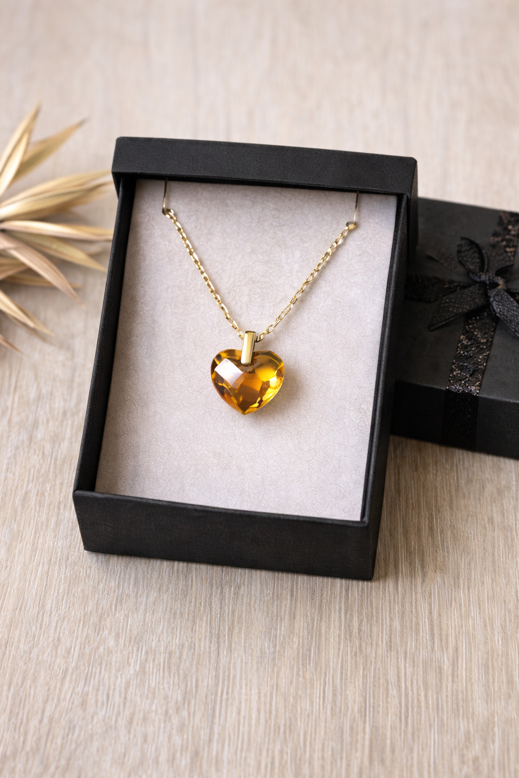 Collier cœur cristal Swarovski jaune - Un bijou éblouissant de Jessica Deelyah, symbole d'amour et d'élégance qui attire tous les regards.