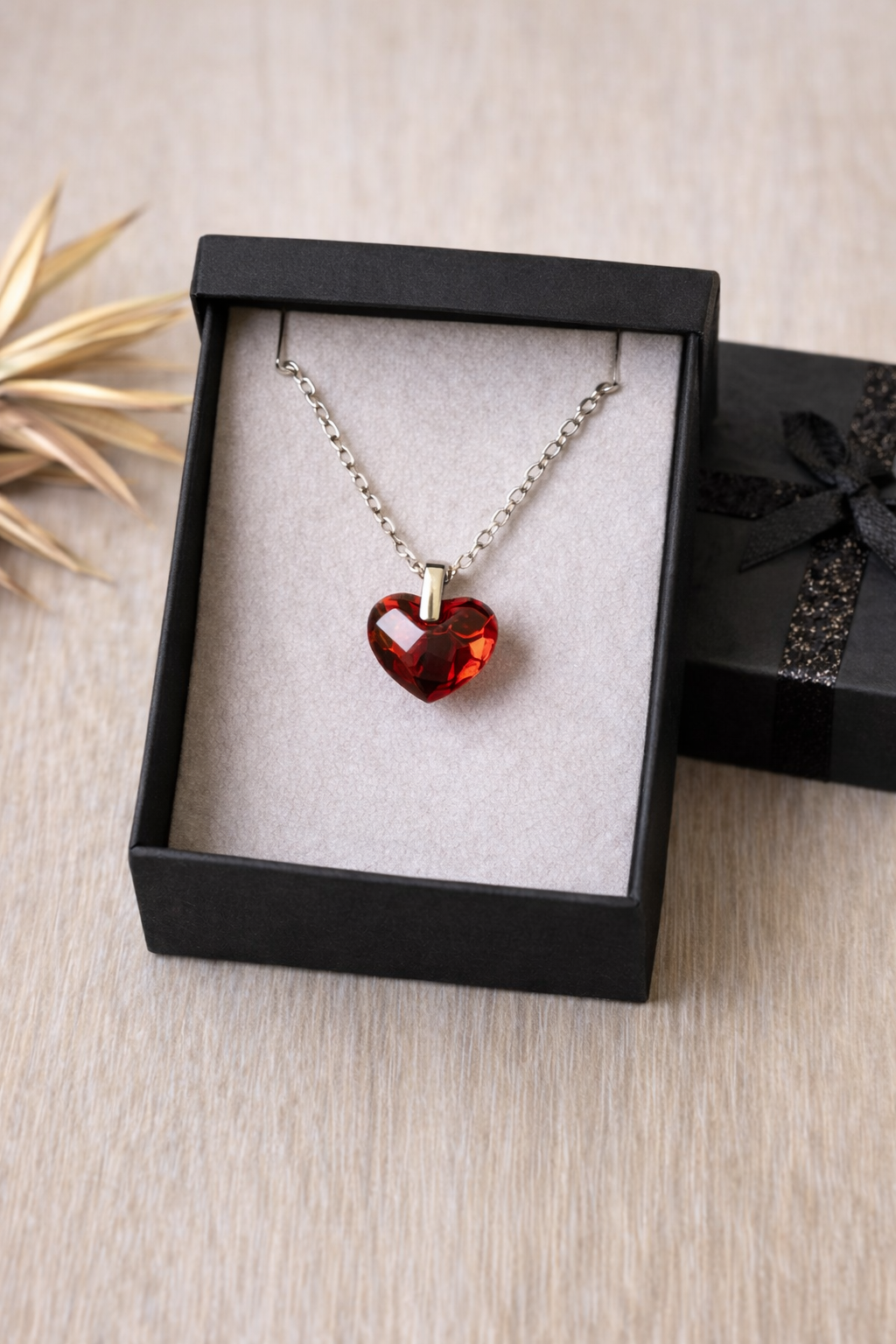 Collier cœur cristal Swarovski – Rouge, bijou élégant en cristal rouge conçu par Jessica Deelyah, symbole d'amour et de sophistication.