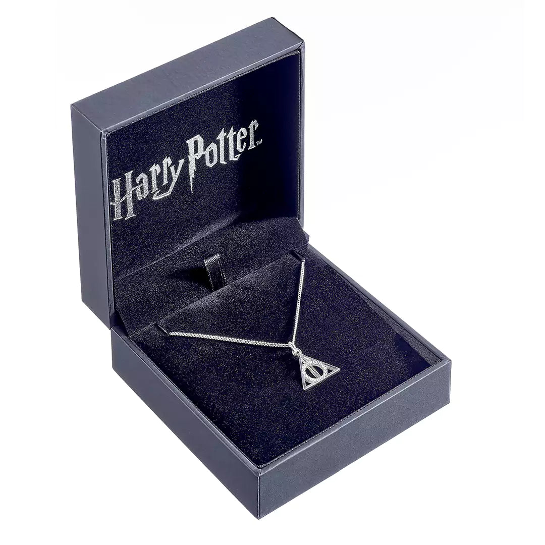 Détails élégants du Collier Reliques de la Mort avec cristaux, pendentif captivant en argent 925, idéal pour un look magique et raffiné inspiré par Harry Potter.