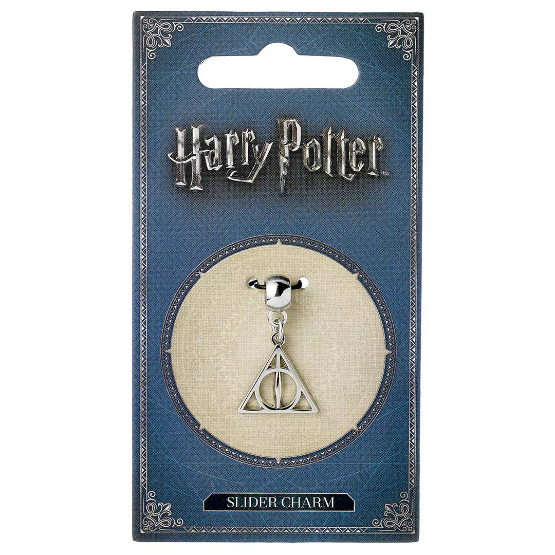 Pendentif Charm Reliques de la Mort magnifiquement conçu, avec des dimensions de 1,5 cm x 1,5 cm, parfait pour les fans de Harry Potter et additionner à des bracelets et colliers.