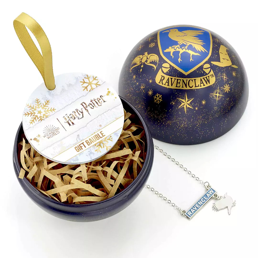 Détail exquis de la Boule de Noël Serdaigle et Collier - Harry Potter, mettant en valeur l'artisanat et la magie de l'univers Harry Potter.