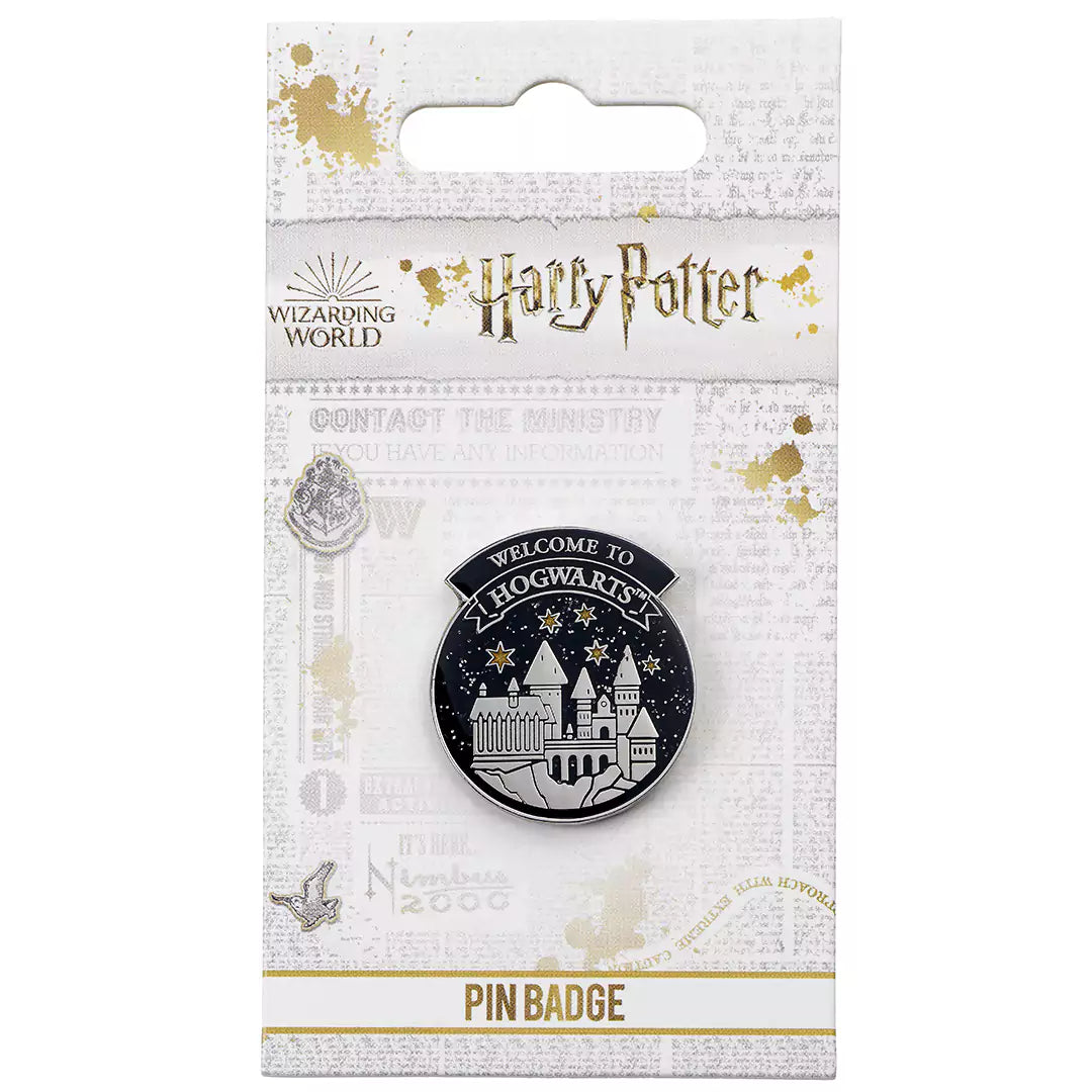 Pin Bienvenue à Poudlard - Harry Potter, un accessoire emblématique mettant en avant l'inscription 'Welcome to Hogwarts' pour tous les fans de la saga magique.