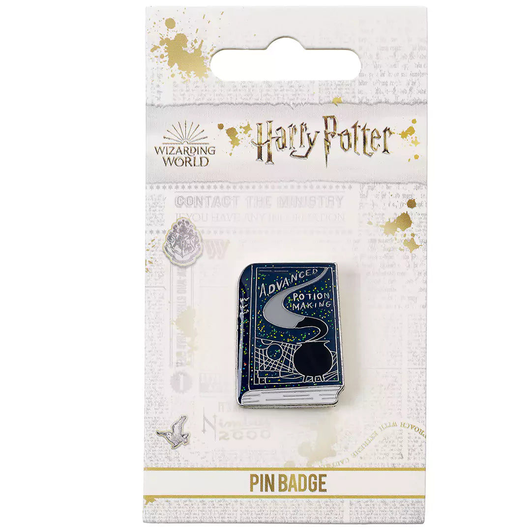 Zoom sur le Pin Livre de potions Harry Potter avec émail coloré, parfait pour accessoiriser vos vêtements et exprimer votre passion pour l'univers de Poudlard.