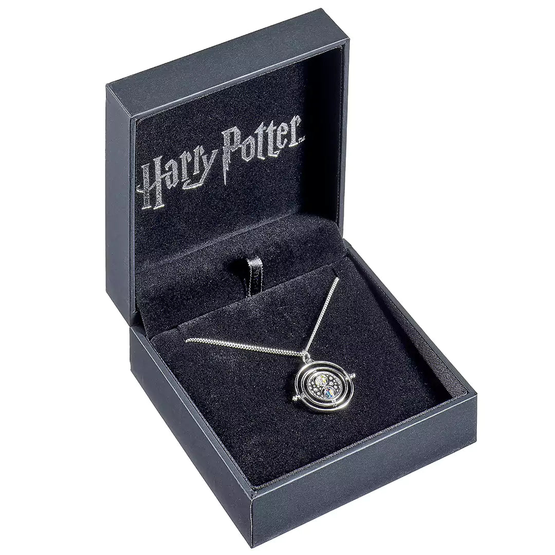 Zoom sur le pendentif du Collier Retourneur de Temps avec cristaux, mettant en valeur les détails et l'éclat des cristaux enchanteurs.