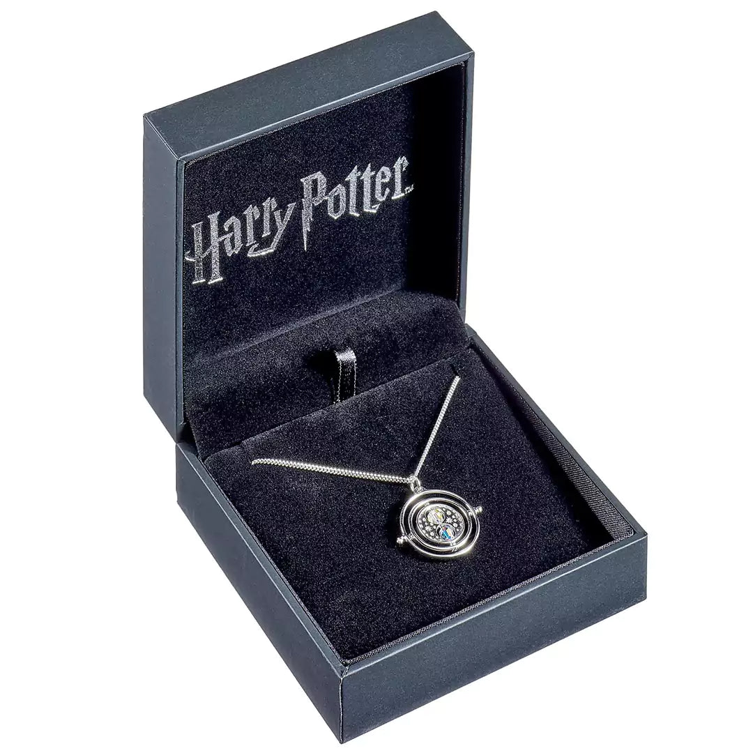 Collier Retourneur de Temps avec cristaux présenté dans son écrin Harry Potter, parfait pour les collectionneurs et passionnés de mode.