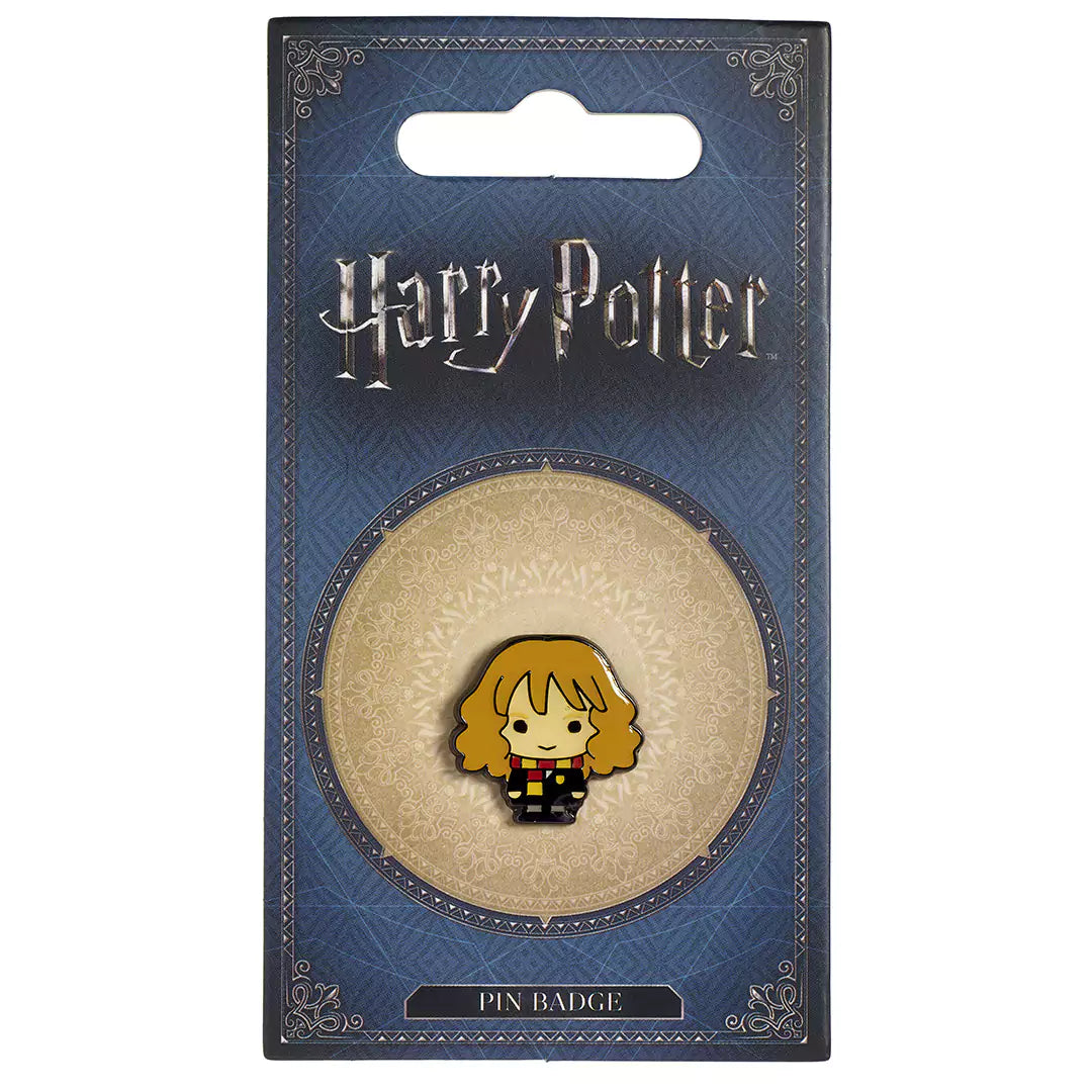Pin's Hermione Granger accroché à un sac, ajoutant une touche magique et fantaisiste à votre look.