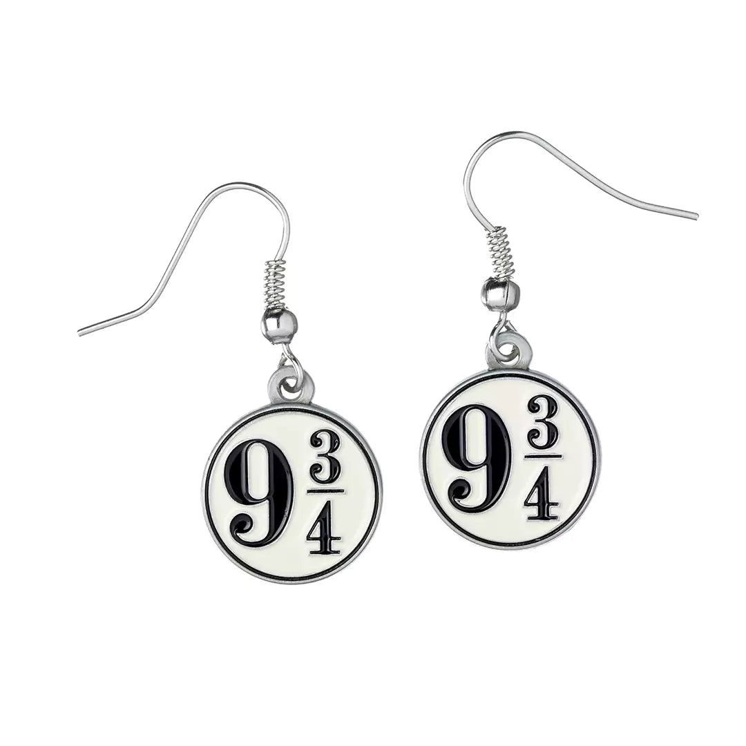Boucles d’oreilles Quai 9 3/4, un accessoire en alliage de zinc plaqué argent, parfait pour ajouter une touche d'élégance et de magie à vos tenues.